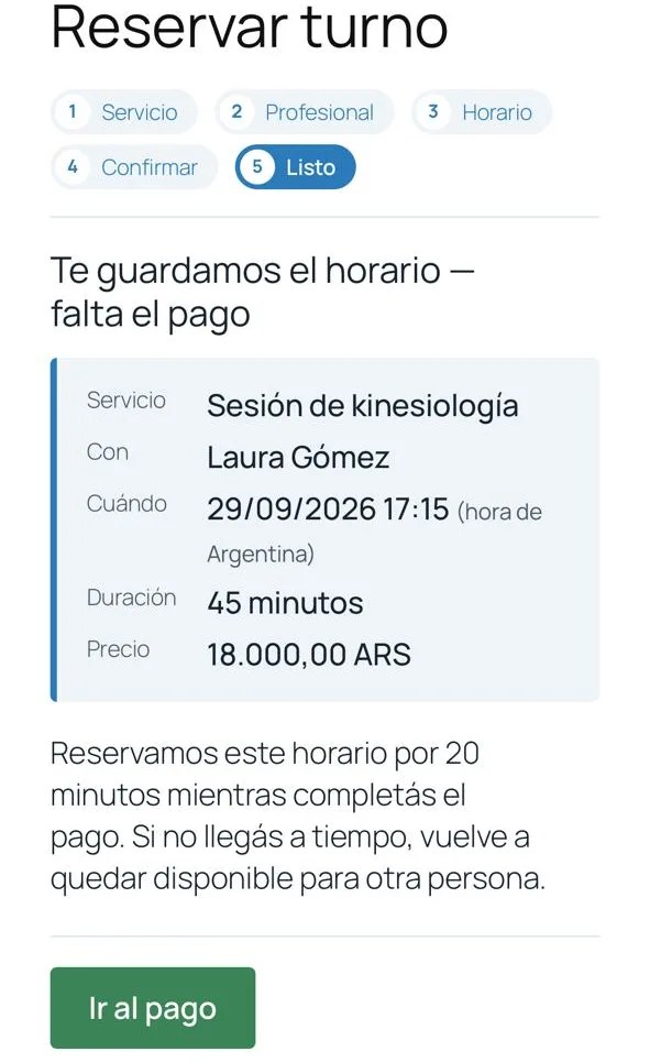Pantalla de un iPhone con el último paso de la reserva: el turno de sesión de kinesiología con Laura Gómez, con fecha, duración, precio y el botón Ir al pago.