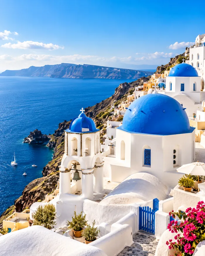 Cúpulas azules de Santorini sobre el acantilado
