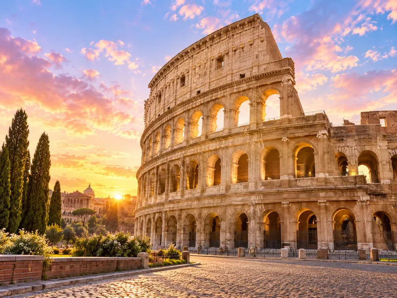El Coliseo romano iluminado al amanecer